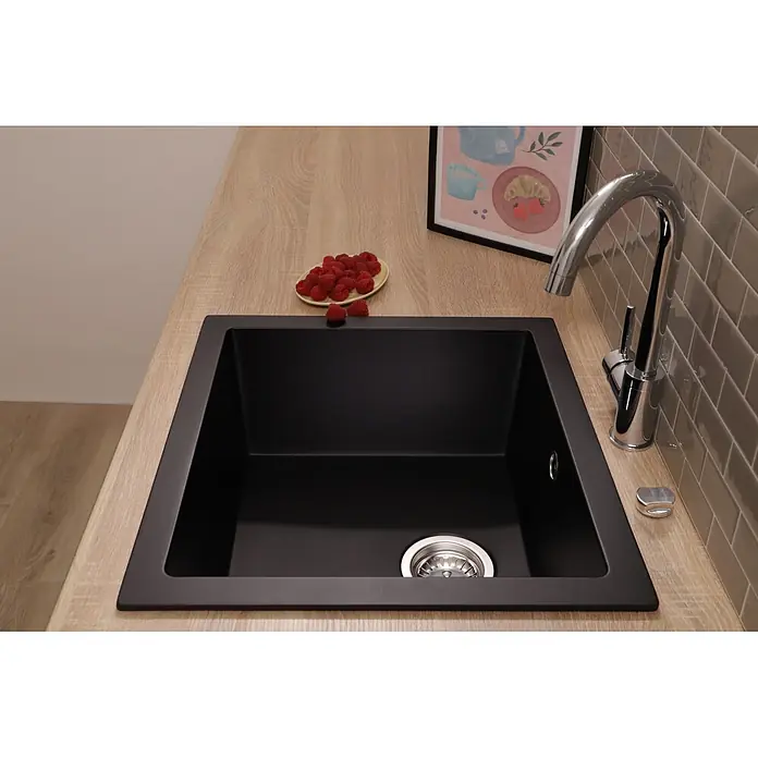 Respekta Einbauspüle Nelson - 52 x 47 cm, Verbundwerkstoff, Schwarz - Schwarzes Küchenspülbecken in eine helle Holzplatte eingelassen, mit Chromarmatur und Küchenaccessoires.