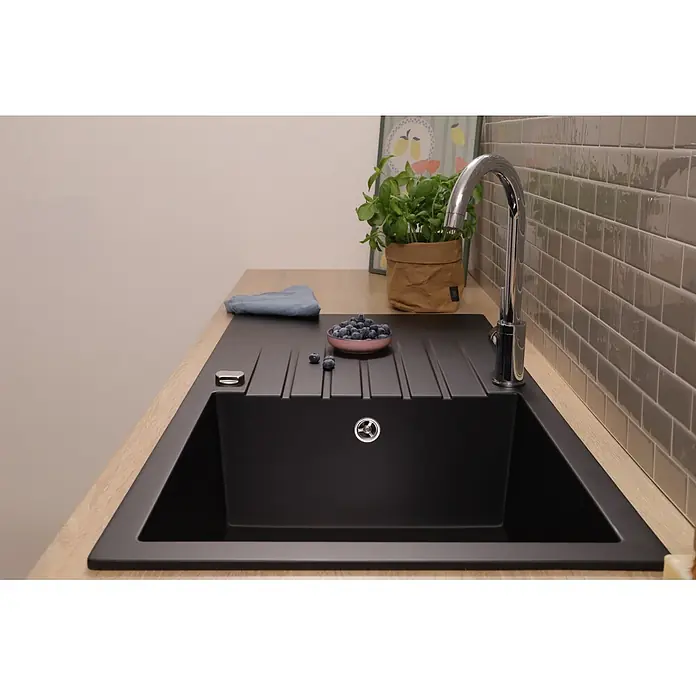 Respekta Einbauspüle Almonto - 100 x 50 cm, Verbundwerkstoff, Schwarz - Moderne schwarze Küchenspüle mit Abtropffläche, Chromarmatur und heller Arbeitsplatte aus Holz, ergänzt durch Blaubeeren und Basilikum.