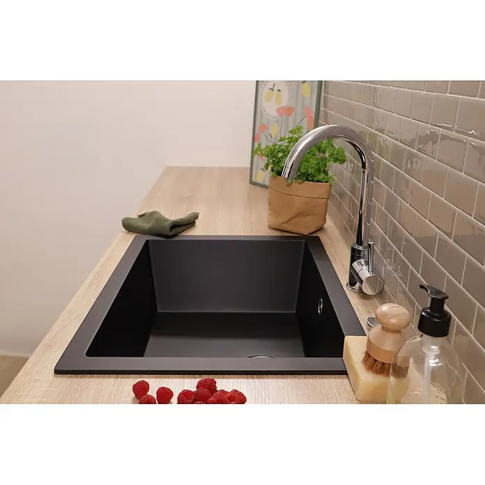 Respekta Einbauspüle Nelson - 60 x 47,5 cm, Verbundwerkstoff, Schwarz - Mattschwarze Küchenspüle in heller Holz-Arbeitsplatte mit Chromarmatur und Küchenutensilien.