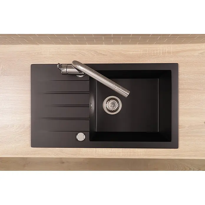 Respekta Einbauspüle Almonto - 76 x 43,5 cm, Verbundwerkstoff, Schwarz - Schwarze Komposit-Küchenspüle mit Chromarmatur, in helle Holz-Arbeitsplatte integriert.