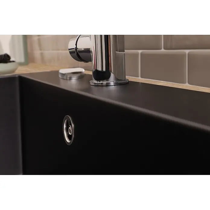 Respekta Einbauspüle Oakville - 60 x 53 cm, Verbundwerkstoff, Schwarz - Eine moderne schwarze Küchenspüle mit elegantem Chrom-Wasserhahn, in eine Holztheke eingelassen.