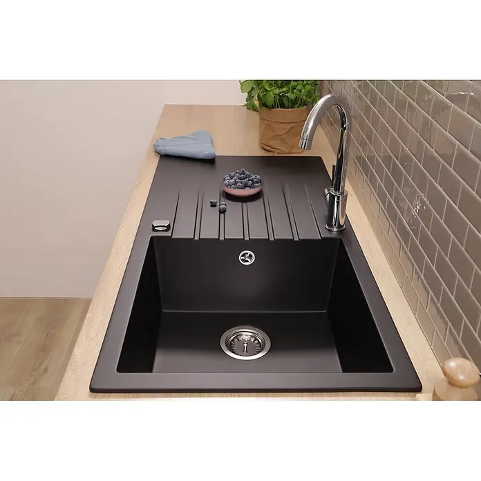 Respekta Einbauspüle Almonto - 100 x 50 cm, Verbundwerkstoff, Schwarz - Schwarze Küchenspüle mit Abtropfbrett, Chromarmatur und Heidelbeerschale auf einer Holz-Arbeitsplatte.