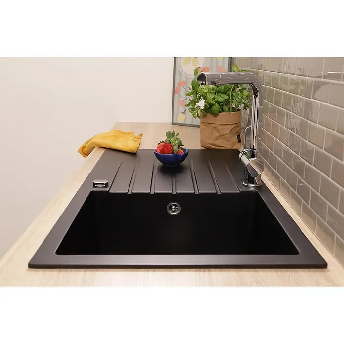 Respekta Einbauspüle Almonto - 86 x 50 cm, Verbundwerkstoff, Schwarz - Schwarze Küchenspüle mit integrierter Abtropffläche und Chromarmatur, in eine helle Holz-Arbeitsplatte eingelassen.