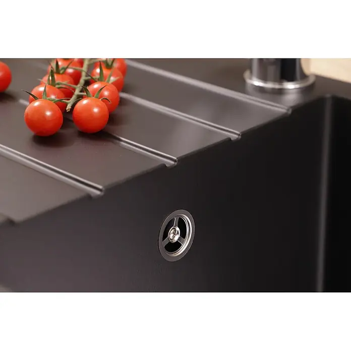 Respekta Einbauspüle Almonto - 76 x 43,5 cm, Verbundwerkstoff, Schwarz - Schwarze Küchenspüle mit strukturierter Oberfläche, integriertem Abtropfbereich und frischen Kirschtomaten.