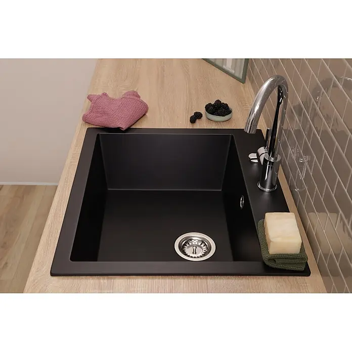 Respekta Einbauspüle Oakville - 60 x 53 cm, Verbundwerkstoff, Schwarz - Elegante schwarze Küchenspüle mit Chromarmatur, in eine helle Arbeitsplatte aus Holz eingelassen.