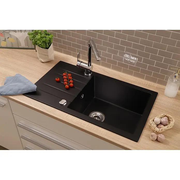 Respekta Einbauspüle Almonto - 76 x 43,5 cm, Verbundwerkstoff, Schwarz - Schwarze Küchenspüle mit integrierter Abtropffläche und Chromarmatur, in heller Holztheke eingelassen.