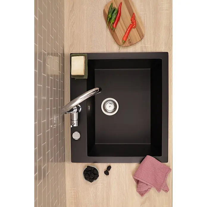 Respekta Einbauspüle Oakville - 60 x 53 cm, Verbundwerkstoff, Schwarz - Schwarze Küchenspüle mit Chromarmatur, in eine helle Arbeitsplatte eingelassen.