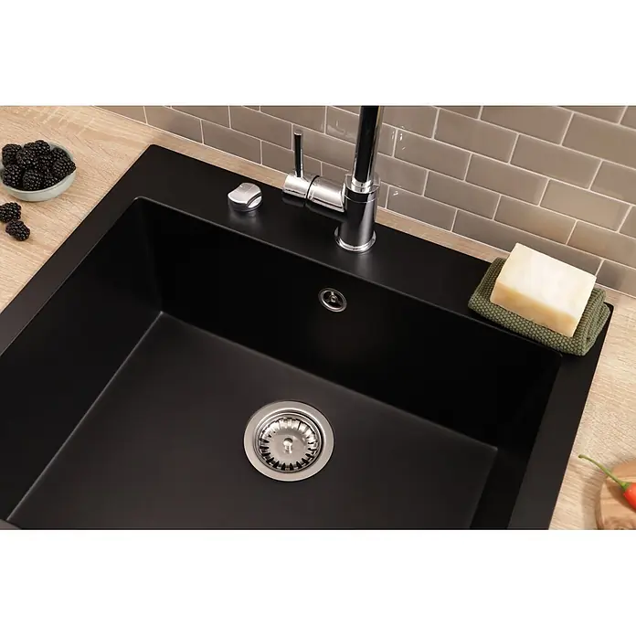 Respekta Einbauspüle Oakville - 60 x 53 cm, Verbundwerkstoff, Schwarz - Schwarze Einzelbecken-Küchenspüle mit Chromarmatur und Abfluss, eingebettet in eine helle Holzarbeitsplatte mit Fliesenrückwand. Seife und Beeren daneben.
