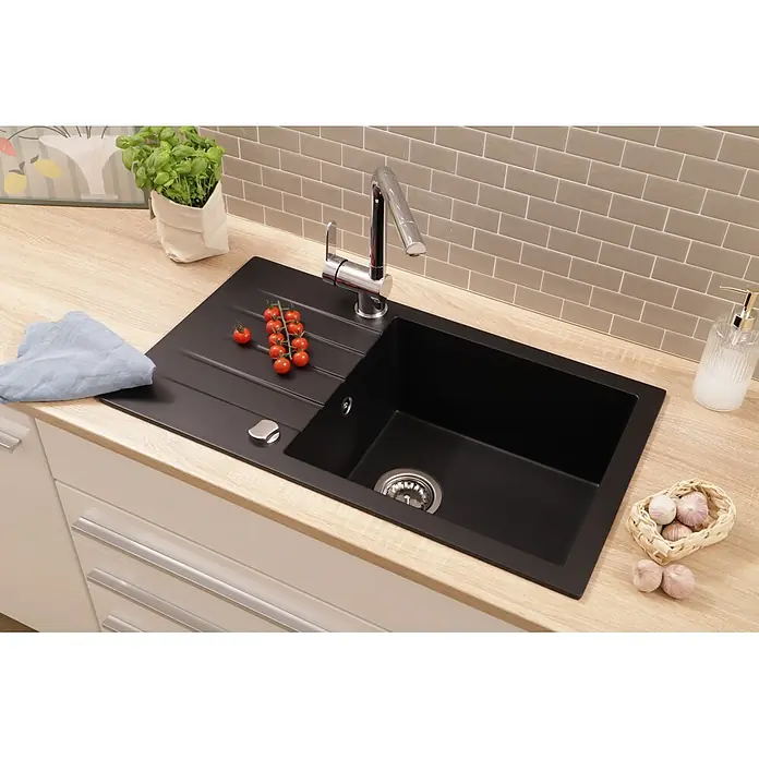Respekta Einbauspüle Almonto - 76 x 43,5 cm, Verbundwerkstoff, Schwarz - Schwarze Küchenspüle mit integriertem Abtropfbereich, eingebaut in eine helle Holzarbeitsplatte mit modernem Chromwasserhahn.