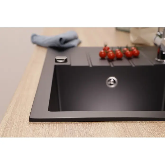 Respekta Einbauspüle Almonto - 76 x 43,5 cm, Verbundwerkstoff, Schwarz - Schwarze Küchenspüle mit integriertem Abtropfbereich in einer hellen Holzarbeitsplatte, mit Kirschtomaten.