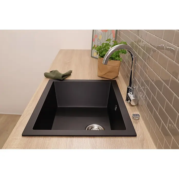 Respekta Einbauspüle Nelson - 60 x 47,5 cm, Verbundwerkstoff, Schwarz - Schwarze Küchenspüle in modernem Design, integriert in eine helle Holzarbeitsplatte mit Chromarmatur.
