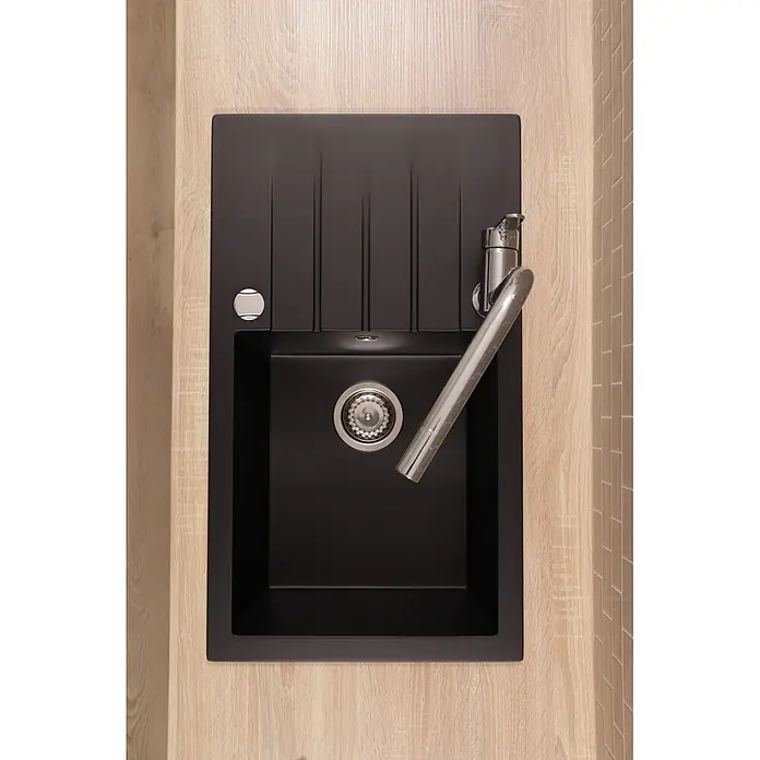 Respekta Einbauspüle Almonto - 76 x 43,5 cm, Verbundwerkstoff, Schwarz - Schwarze Küchenspüle mit Chromarmatur, in eine helle Holzoptik-Arbeitsplatte eingelassen.