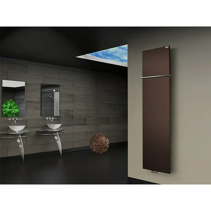 Szagato Designheizkörper Manhattan 3 - B x H: 470 x 1.800 mm, Wärmeleistung bei Vorlauftemperatur von 75 °C (D: 50): 1.118 W, Braun, Mit 1 Handtuchhalter (15 mm) - Ein brauner Heizkörper mit Handtuchhalter vor einer hellen Wand. Das Produkt ist modern und minimalistisch gestaltet.
