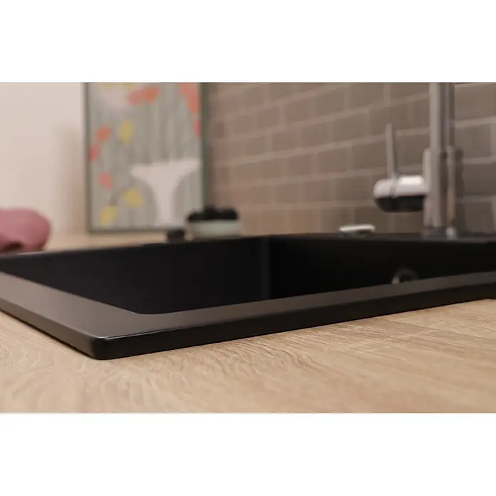 Respekta Einbauspüle Oakville - 60 x 53 cm, Verbundwerkstoff, Schwarz - Schwarze Küchenspüle nahtlos in eine helle Holzoptik-Arbeitsplatte integriert.