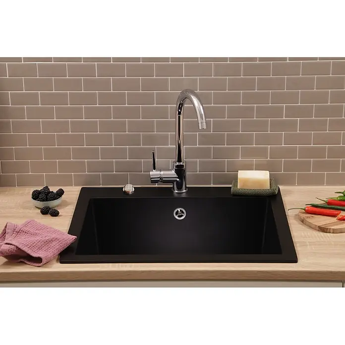 Respekta Einbauspüle Oakville - 60 x 53 cm, Verbundwerkstoff, Schwarz - Schwarzes Küchenspülbecken mit Chromarmatur, in eine helle Holzarbeitsplatte integriert.