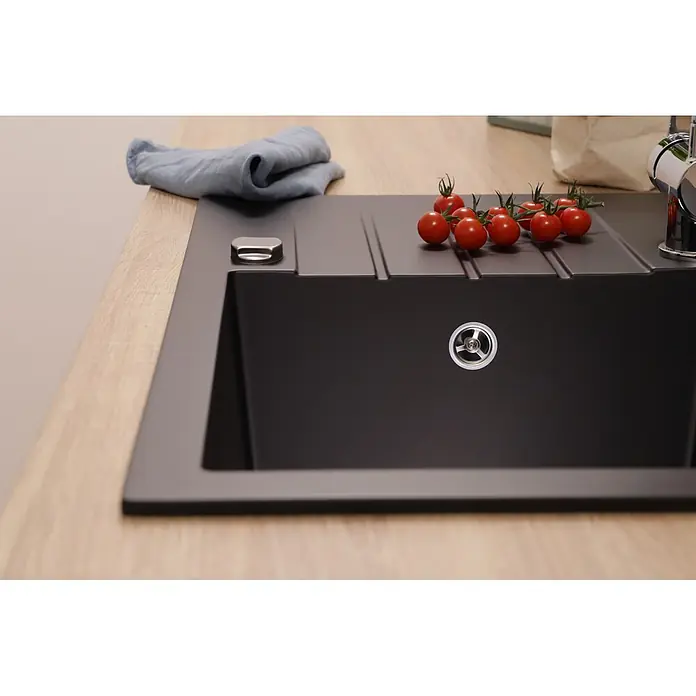 Respekta Einbauspüle Almonto - 76 x 43,5 cm, Verbundwerkstoff, Schwarz - Schwarze Granitspüle mit Abtropfbrett, Kirschtomaten und Chromarmatur auf heller Holzarbeitsplatte.