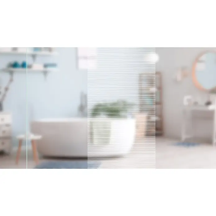 Diamond Doors Glasschiebetür 557 - 935 x 2.058 mm, Einscheibensicherheitsglas (ESG), Klarglas - Glasabtrennung mit horizontalen Milchglaslinien, die einen hellen Badezimmerbereich teilt.