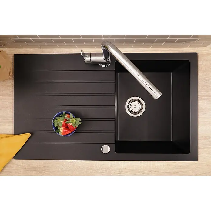 Respekta Einbauspüle Almonto - 86 x 50 cm, Verbundwerkstoff, Schwarz - Schwarze Granitspüle mit Chromarmatur, in eine helle Holzarbeitsplatte mit Erdbeeren integriert.