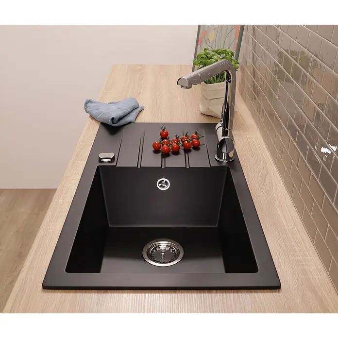 Respekta Einbauspüle Almonto - 76 x 43,5 cm, Verbundwerkstoff, Schwarz - Schwarzes Spülbecken mit Abtropffläche, in heller Holzoptik-Arbeitsplatte integriert, mit Tomaten und Chromarmatur.