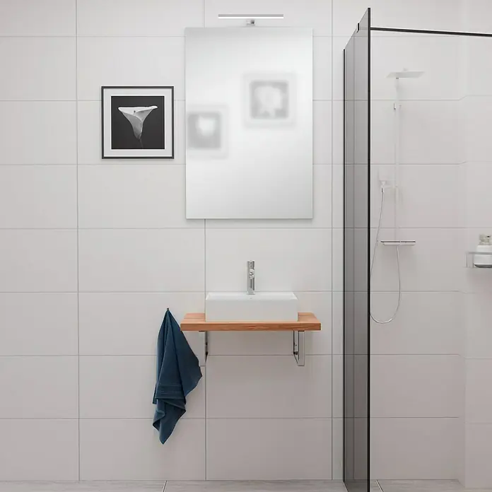 Camargue Espacio Spiegel - 60 x 90 cm, Eckig - Ein modernes Badezimmer mit weißem Waschbecken auf einem Holzregal, einem großen Spiegel und einer Dusche mit Glastrennwand.