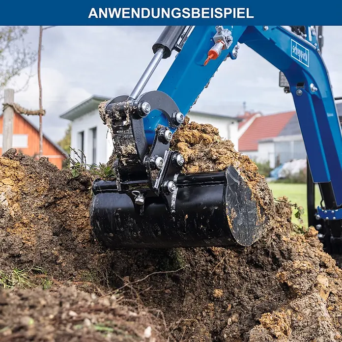 Scheppach Böschungslöffel - Breite: 500 mm, Passend für: Scheppach Minibagger EXC1400 - Blauer Baggerarm mit schwarzer Metallschaufel gräbt in brauner Erde in einem Wohngebiet.