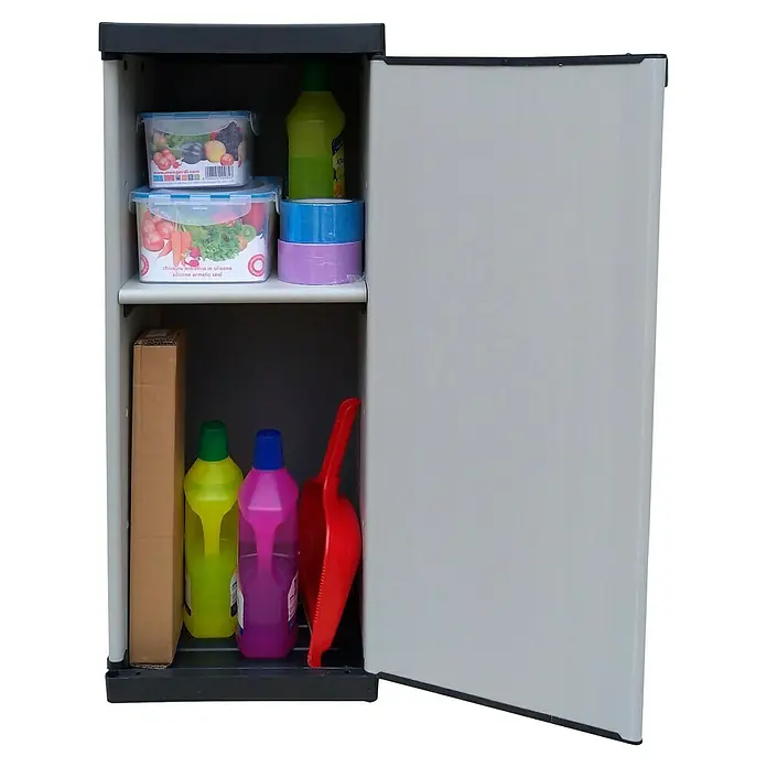 Kunststoff-Mehrzweckschrank - L x B x H: 39,5 x 34 x 85 cm - Grauer Schrank mit geöffneter Tür, in dem sich Putzmittel, Behälter und ein rotes Kehrblech befinden. Praktische Aufbewahrungslösung.