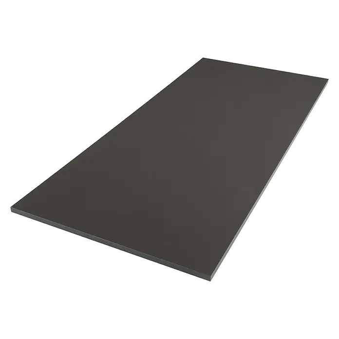 Tischplatte - Anthrazit, 200 cm x 90 cm x 25 mm - Eine dunkle, rechteckige Platte, wahrscheinlich aus Kunststoff oder einem ähnlichen Material, liegt auf einer schwarzen Oberfläche.