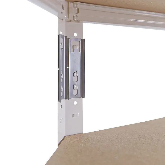 shelfplaza Schwerlastregal HOME - H x B x T: 230 x 90 x 60 cm, Traglast pro Boden: 175 kg, Anzahl Böden: 6 Stk., Stecken, weiß - Nahaufnahme eines beigefarbenen Metallregalrahmens mit silbernen Halterungen, die ein hellbraunes Spanplattenregalbrett tragen.