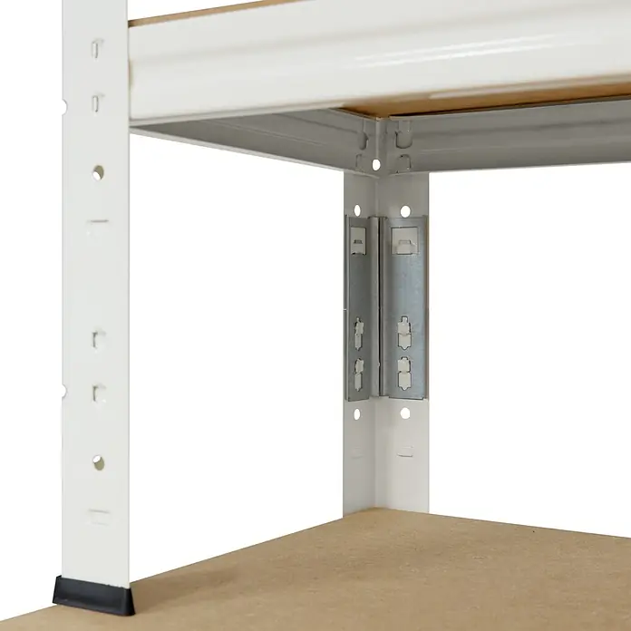 shelfplaza Schwerlastregal HOME - H x B x T: 190 x 80 x 60 cm, Traglast pro Boden: 175 kg, Stecken, weiß - Nahaufnahme einer weißen Metallregalecke mit braunem Holzregalboden, der von Metallhalterungen getragen wird.