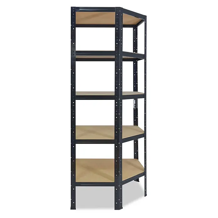 shelfplaza Schwerlastregal BLACK - H x B x T: 180 x 80 x 50 cm, Traglast pro Boden: 175 kg, Stecken, schwarz - Dunkelgraues Eckregal aus Metall mit fünf hellbraunen MDF-Ablagen.