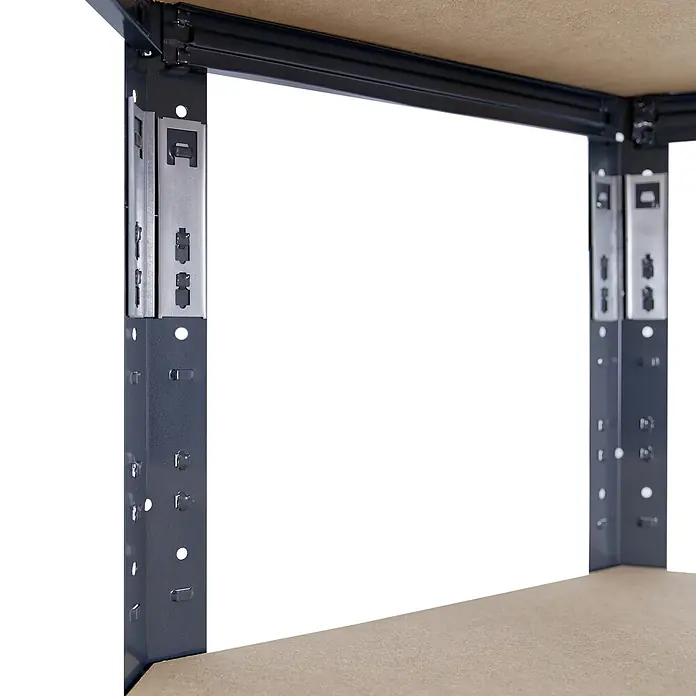 shelfplaza Schwerlastregal BLACK - H x B x T: 180 x 80 x 50 cm, Traglast pro Boden: 175 kg, Stecken, schwarz - Detail einer dunkelgrauen Metallregalecke mit hellem Holzregalboden, das die Steckverbindung zeigt.