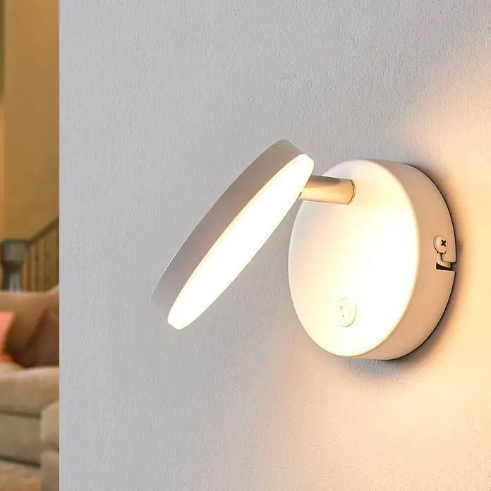 Lindby Wandleuchte Milow - L x B x H: 18 x 10 x 9,6 cm, weiß / opal, weiß / opal - Weiße, an der Wand montierte LED-Leseleuchte mit verstellbarem Kopf und integriertem Schalter, die eine Wand beleuchtet.