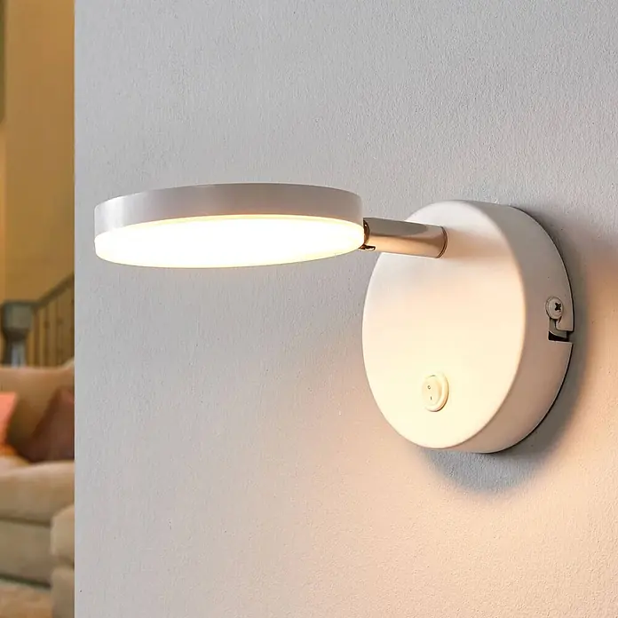 Lindby Wandleuchte Milow - L x B x H: 18 x 10 x 9,6 cm, weiß / opal, weiß / opal - Weiße Wandleuchte mit verstellbarem, rundem LED-Kopf und Schalter, an einer Wand montiert, spendet warmes Licht.