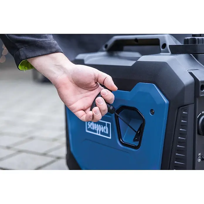 Scheppach Stromerzeuger SG2500i - Nennleistung: 1.800 W, Tankvolumen: 4,2 l - Eine Hand zieht am Starterseil eines blau-schwarzen tragbaren Generators.