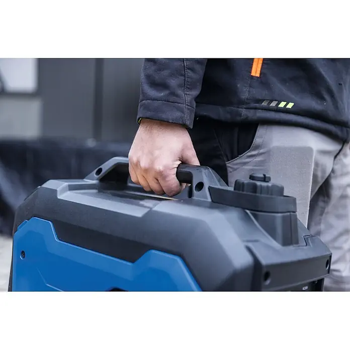 Scheppach Stromerzeuger SG2500i - Nennleistung: 1.800 W, Tankvolumen: 4,2 l - Person trägt ein blau-schwarzes tragbares Stromaggregat.