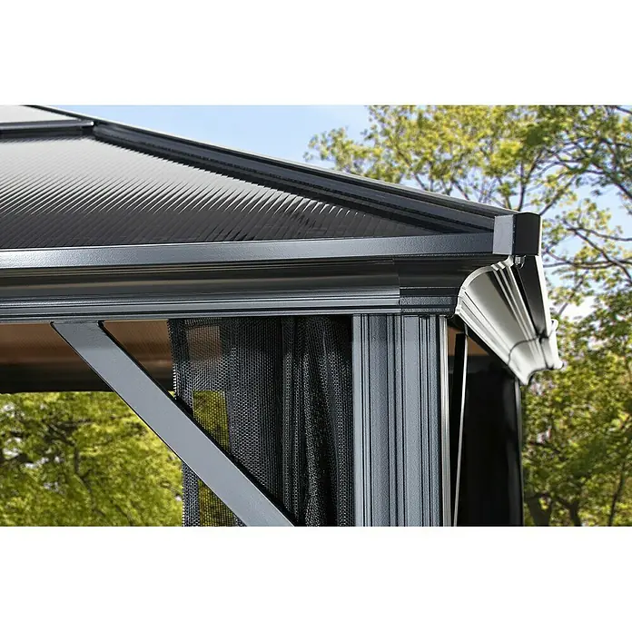 Sojag Standard-Pavillon Meridien 12 x 16 - B x T: 485 x 365 cm, Farbe Gestell: Anthrazit, Aluminium - Nahaufnahme eines Pavillons mit schwarzem Dach und Seitenwänden aus Netzstoff, umgeben von Bäumen.