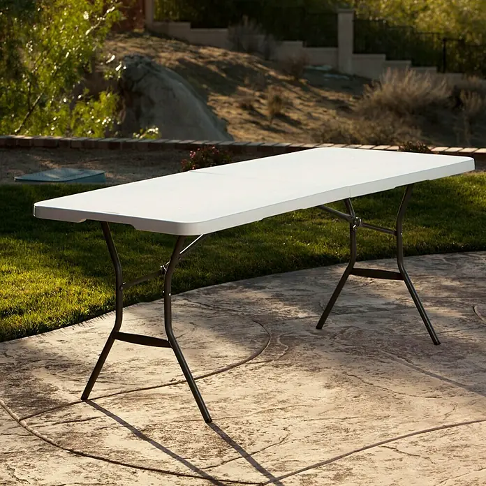 Lifetime Gartentisch - L x B x H: 183 x 76 x 74 cm, Polyethylen, Stahl, Rechteckig, Weiß - Eine rechteckige, weiße Klapptisch steht auf einer Terrasse im Freien, ideal für Veranstaltungen und Familienfeiern.