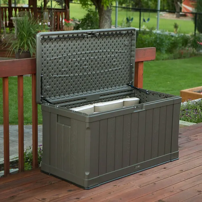 Lifetime Gartenbox Harmony - 128 x 64 x 67 cm, Braun, Kunststoff - Eine geöffnete, graue Lifetime-Gartenbox auf einer hölzernen Terrasse. Die Box bietet Stauraum für Gartenutensilien und Outdoor-Zubehör.