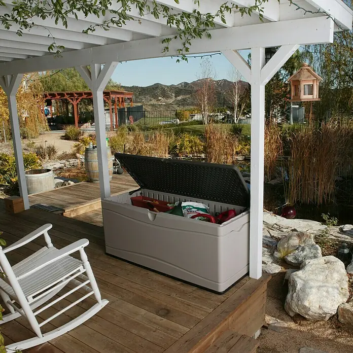 Lifetime Gartenbox XXL - L x B x H: 153 x 61 x 66 cm, Kunststoff - Eine hellgraue Outdoor-Aufbewahrungsbox mit offenem Deckel auf einer Holzterrasse, ideal zur Aufbewahrung von Gartengeräten.