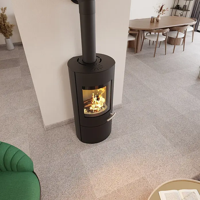 Haas+Sohn Kaminofen Solido - Heizleistung: 6,5 kW, Material Verkleidung: Stahl, Schwarz - Schwarzer Holzofen mit brennendem Feuer.