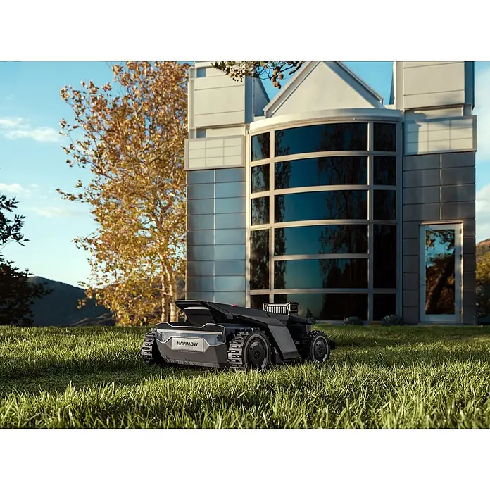 Segway Mähroboter Navimow X450 - 5.000 m², Schnittbreite: 43 cm, Satellitengestützte Navigation, RTK - Ein eleganter, schwarzer Mähroboter mit Raupen auf Rasen vor einem modernen Haus.