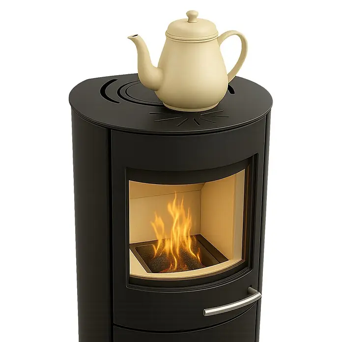 Haas+Sohn Kaminofen Solido - Heizleistung: 6,5 kW, Material Verkleidung: Stahl, Schwarz - Schwarzer Holzofen mit sichtbaren Flammen und beiger Teekanne darauf.
