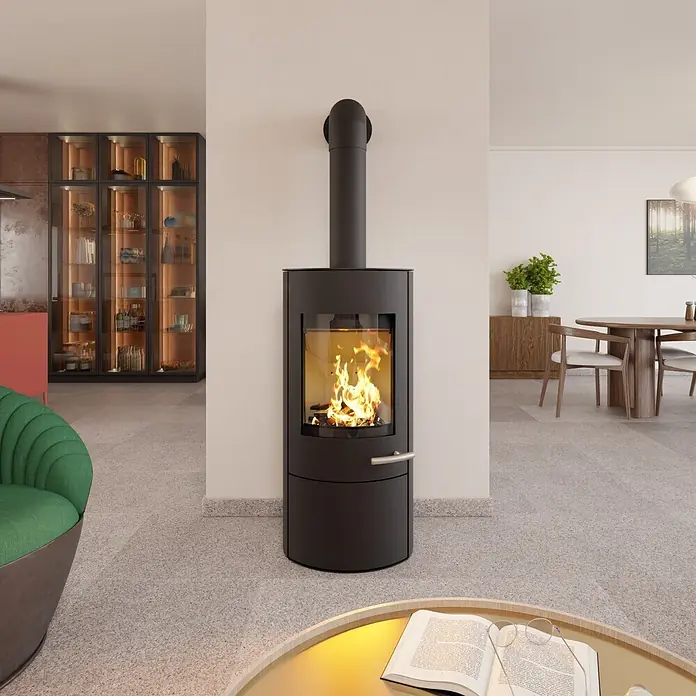 Haas+Sohn Kaminofen Solido - Heizleistung: 6,5 kW, Material Verkleidung: Stahl, Schwarz - Schwarzer freistehender Kaminofen mit brennendem Feuer, in modernem Wohn- und Essbereich.