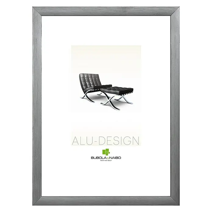 Bubola & Naibo Alurahmen Alu-Design Plex - 60 x 80 cm, Anthrazit - Silberner Alu-Design-Bilderrahmen mit einem modernen Sesselbild, ideal für stilvolle Wanddekoration und zur Präsentation Ihrer Lieblingsstücke.