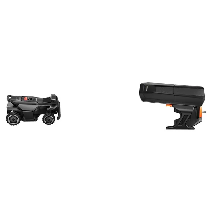 Segway Mähroboter-Garage X - L x B x H: 755 x 670 x 227 mm, Segway Mähroboter-Modelle Navimow X420E, X430E und X450E - Zwei dunkelgraue Roboter-Gartengeräte: ein Rasenmähroboter mit robusten Rädern und Bedienfeld, und ein Handgerät mit orangefarbenem Auslöser.