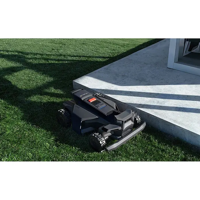 Segway Mähroboter Navimow X450 - 5.000 m², Schnittbreite: 43 cm, Satellitengestützte Navigation, RTK - Dunkelgrauer Rasenroboter mit robusten Rädern und orangefarbenem Stopp-Knopf.