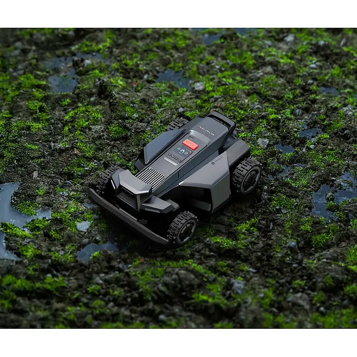 Segway Mähroboter Navimow X450 - 5.000 m², Schnittbreite: 43 cm, Satellitengestützte Navigation, RTK - Dunkelgrauer Navimow Mähroboter von Segway mit rotem STOP-Knopf, navigiert nasses, schlammiges, moosbewachsenes Gelände mit Pfützen.