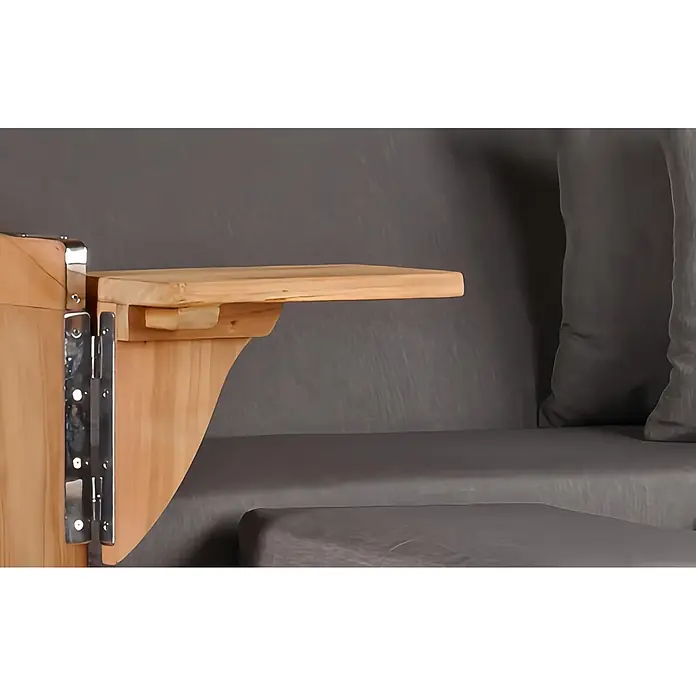 Mr. Deko Strandstuhl Strandkorb Düne Bullauge Teak PE Grey Dessin 551 - 1 Stk., Teakholz. Polyrattan, Rückenlehne verstellbar, PE Grey - Klappbares Holzregal mit Metallscharnieren, neben einer dunkelgrauen Polsterbank montiert.