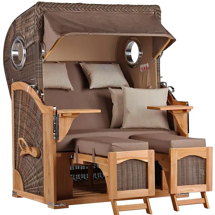 Mr. Deko Strandstuhl Strandkorb Düne Bullauge Teak PE Grey Dessin 534 - 1 Stk., Teakholz. Polyrattan, Rückenlehne verstellbar, PE Grey - Brauner Strandkorb aus Korbgeflecht und Holz mit beigefarbenem Verdeck, gestreiften Kissen, Bullaugen und ausziehbaren Fußstützen.