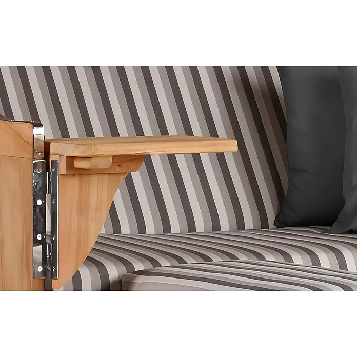 Mr. Deko Strandstuhl Strandkorb Düne Bullauge Teak PE Grey Dessin 545 - 1 Stk., Teakholz. Polyrattan, Rückenlehne verstellbar, PE Grey - Klappbare Holzarmlehne mit Metallscharnier an einem gestreiften Sofa.